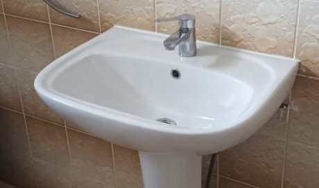 Pose d'un nouveau lavabo à la Ravine des Cabris 97432.